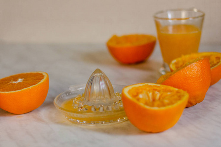 橙汁和大理石桌上的榨汁机图片