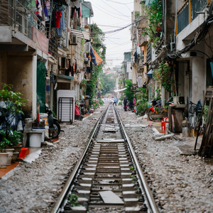 河内火车街。 雨天越南城市铁路。 著名旅游胜地