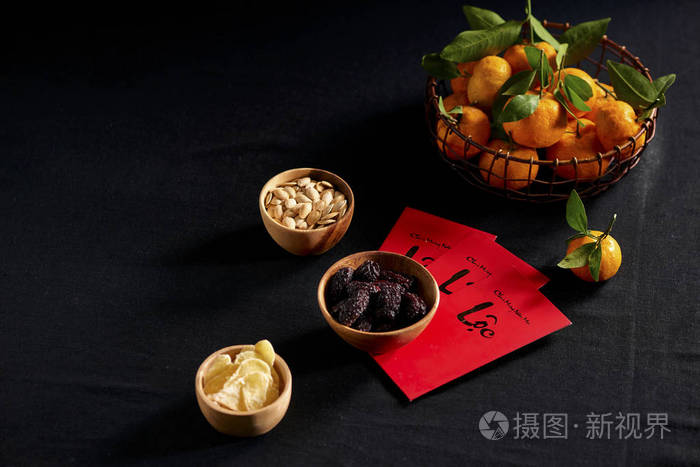 令人惊奇的是 越南食物在春天 橘子和果酱是传统的食物在农历新年 由枣果酱南瓜籽姜与糖 信封上的文字意味 着新年快乐和幸福 照片 正版商用图片17ze 摄图新视界