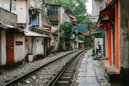 河内火车街。 雨天越南城市铁路。 著名旅游胜地