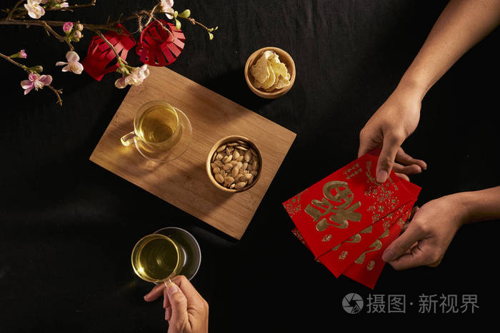 中国农历新年概念红包与汉字意味着幸福或好运 中文句子意味着祝你繁荣 愿你所有的愿望都成真 照片 正版商用图片178a8o 摄图新视界