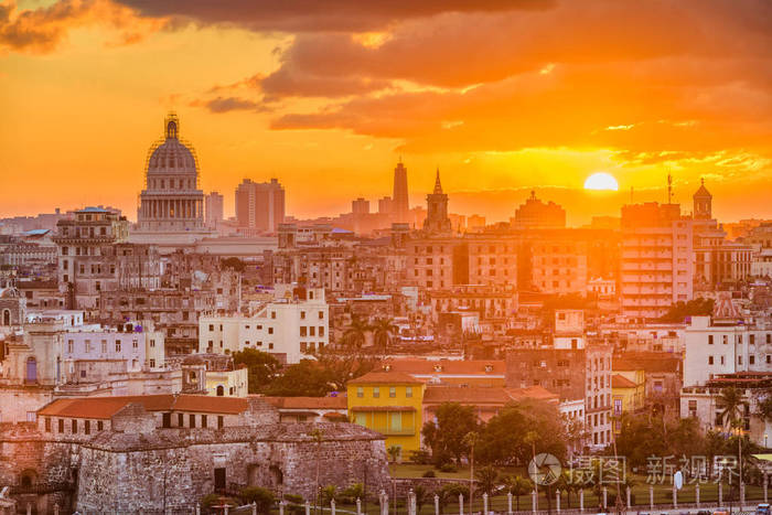哈瓦那古巴市中心天际线与国会大厦日落。