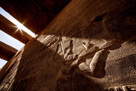 古埃及象形文字背景在埃及阿斯旺寺的日落光