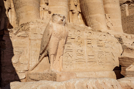 埃及阿布辛贝神庙的霍勒斯雕像