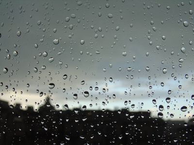 意大利热那瓦2018年10月28日一幅令人惊叹的照片，拍摄了夏天下雨后窗户上的一些水滴。