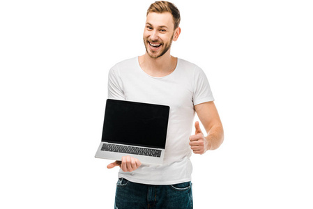 快乐的年轻人拿着空白屏幕的笔记本电脑，拇指被隔离在白色上
