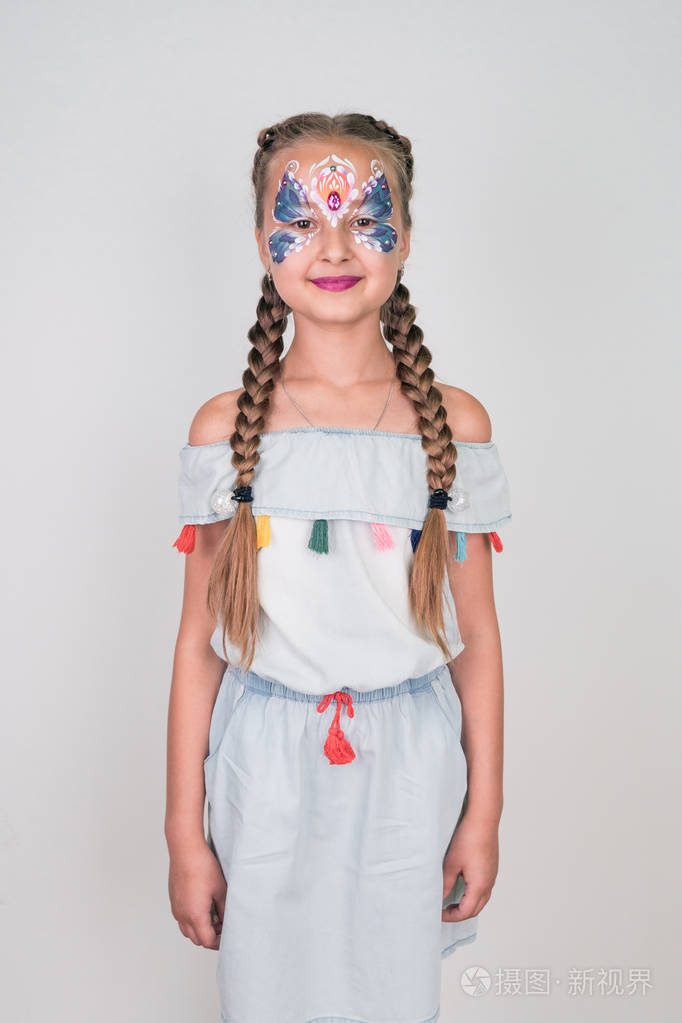 美丽的小女孩与水化妆在白色背景.面部彩绘