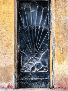 过时的艺术装饰金属门建筑细节从旧的伊斯坦布尔街道
