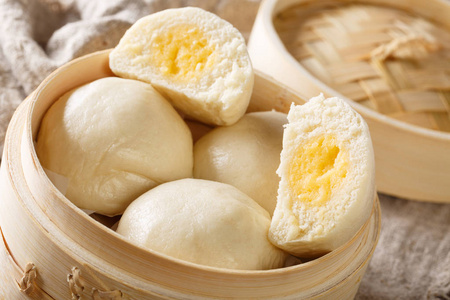 中国奶油包子特写在竹笼上的桌子上. 水平照片