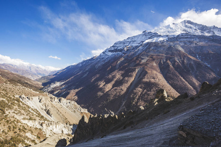 到尼泊尔的蒂利科湖喜马拉雅山的小径。 安娜普尔电路跋涉