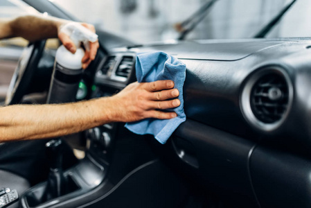 汽车详细说明汽车内部洗车服务。 工人手套清洁沙龙抛光喷雾