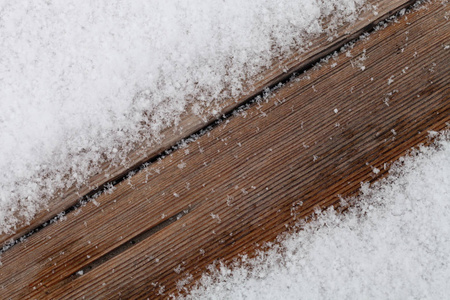 木板上的雪。 新年和圣诞节的主题。