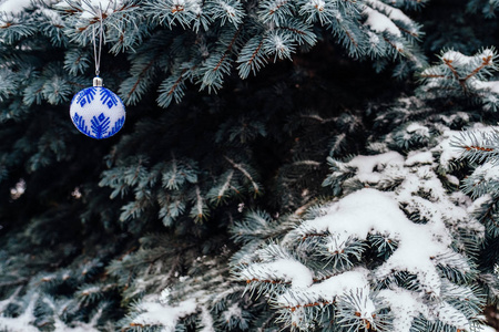 冷杉树枝上的蓝白色圣诞球