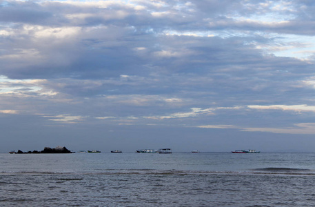 海滨黎明的景色与戏剧性的云景，天曼岛