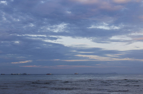 海滨的黎明景色，天空船和山，提曼岛