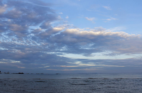 海滨黎明的景色与戏剧性的云景，天曼岛