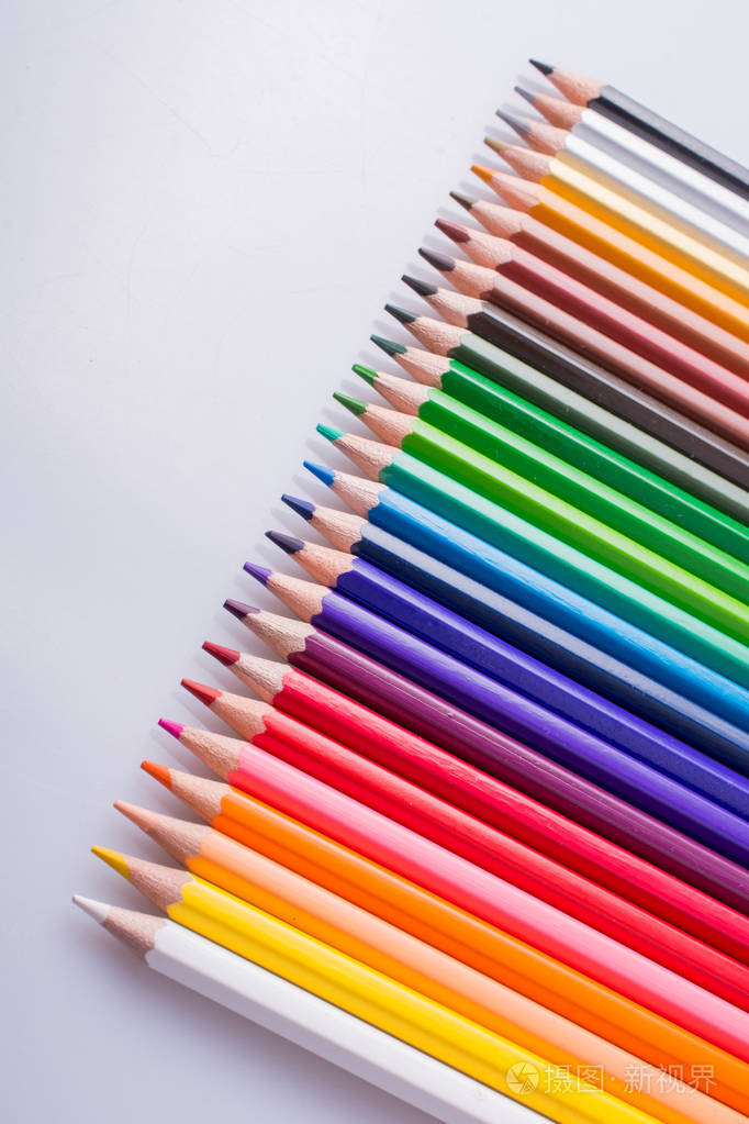 白色背景下各种颜色的彩色铅笔