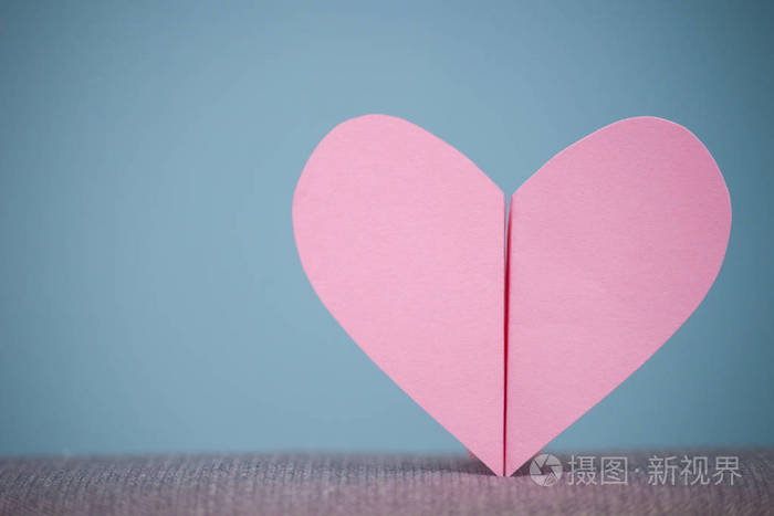 蓝色背景上的两个半纸心情人节快乐收到斯帕斯