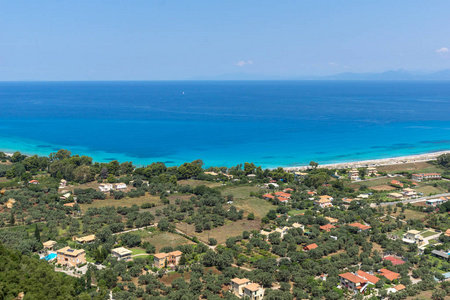 希腊爱奥尼亚群岛，莱夫卡达，爱奥尼亚群岛，蓝色水域的AgiosIoanis海滩令人惊叹的全景