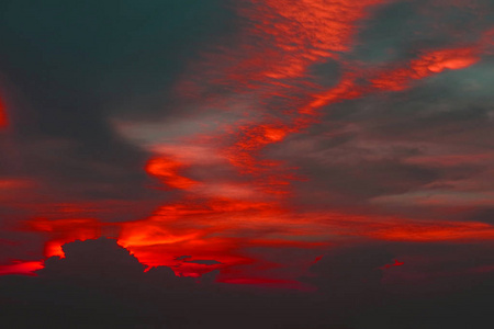 永恒的火焰，五彩缤纷的云彩，黄昏的天空和夕阳的最后一缕光芒