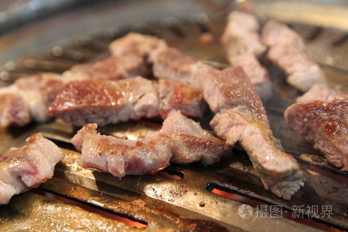 韩国釜山韩国餐厅用木炭烤猪肉BBQSamgyeopsalgui