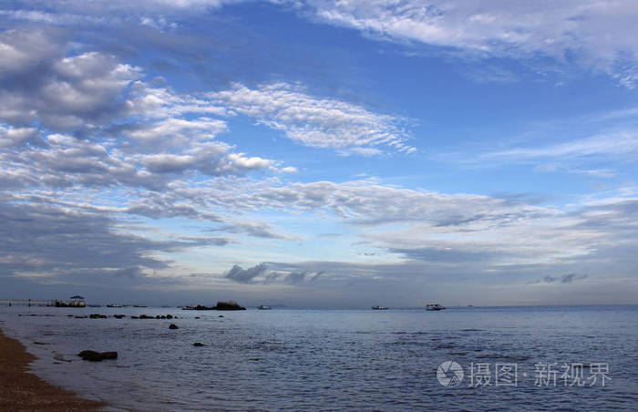 蒂曼岛的景色，带有戏剧性的云景，早上的船和岩石，蒂曼岛