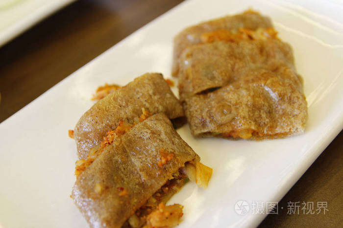 韩国首尔韩国餐厅的韩国春卷和泡菜