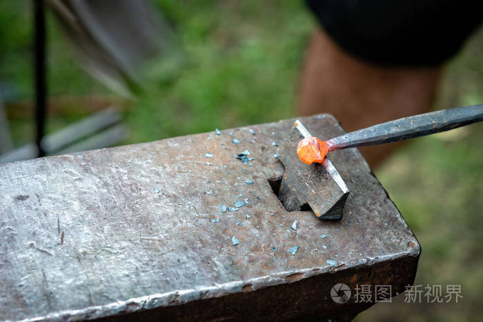铁匠锻造了一条铁关闭图像