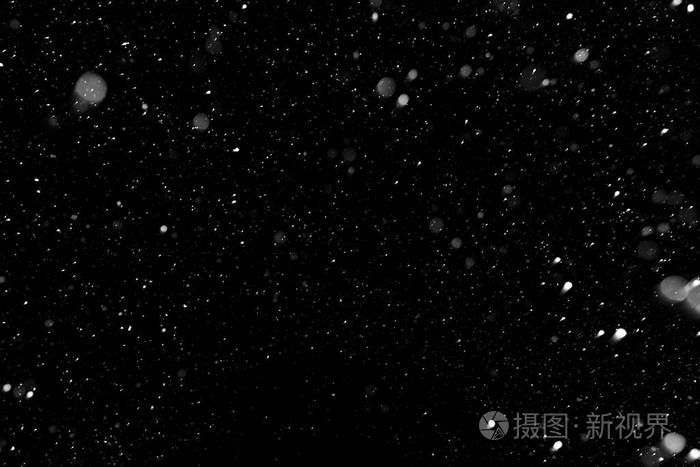 2018年黑夜背景下的白雪