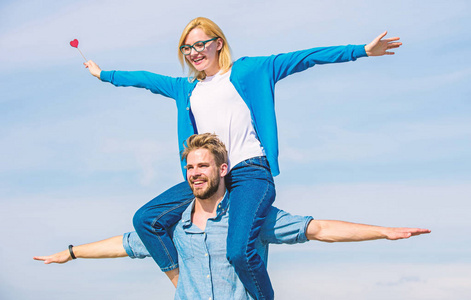 夫妻情侣自由概念.情侣在爱中享受自由的户外阳光明媚的一天.