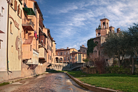意大利莫迪利亚纳福利塞塞纳埃米莉亚罗马尼亚运河和古房子的古镇景观