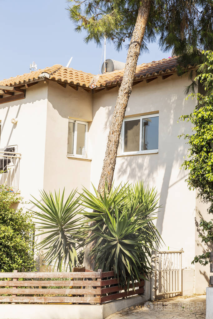 塞浦路斯拉纳卡09/02/2018. 有棕榈树的大房子