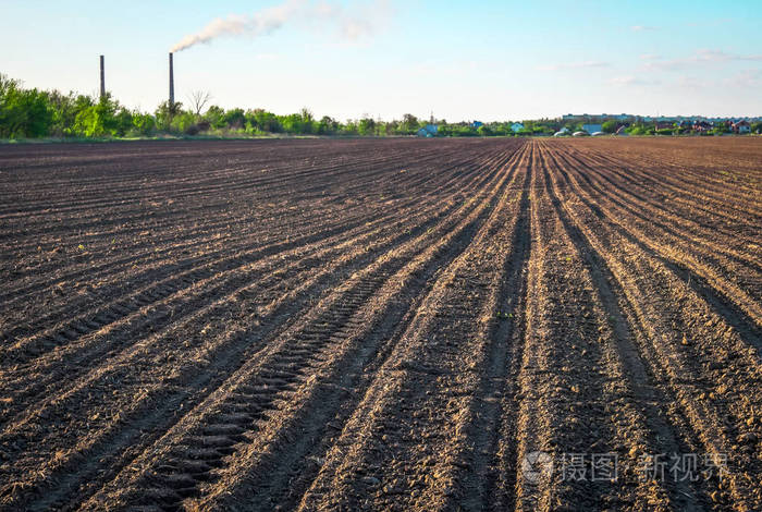 准备种植的田地春天犁土两管蓝天