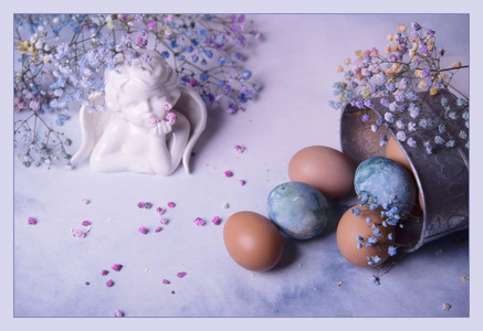 快乐复活节卡片模板，由天使图形彩色鸡蛋干花和鲜花组成