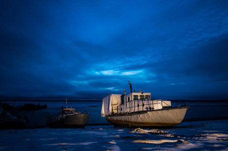 雪中的旧船在蓝天上