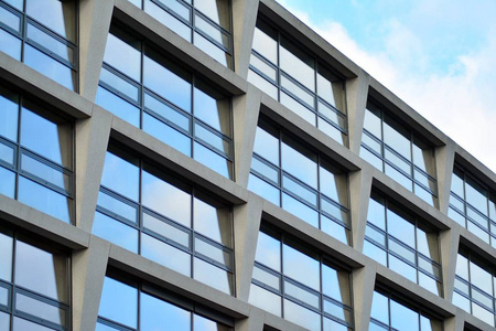由玻璃和混凝土制成的现代建筑墙的抽象碎片。