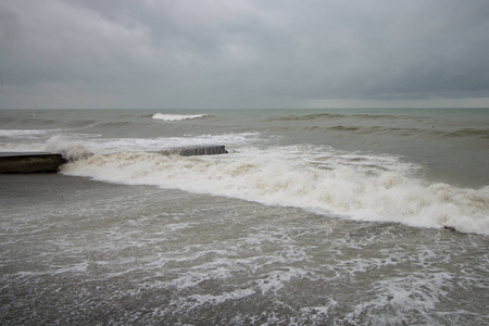 码头附近海面上的波浪阴天