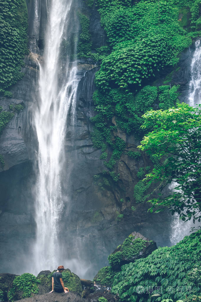 在印度尼西亚巴厘岛的热带雨林中年轻女子在一个伟大