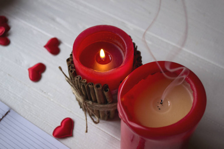 红烛和爱的心在桌子上靠近。
