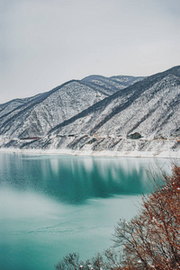 志瓦利大坝风景冬季观格鲁吉亚。 欧洲