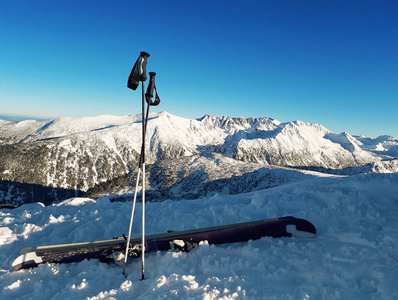 托多尔卡山顶的滑雪设备，可以看到被雪覆盖的皮林山。