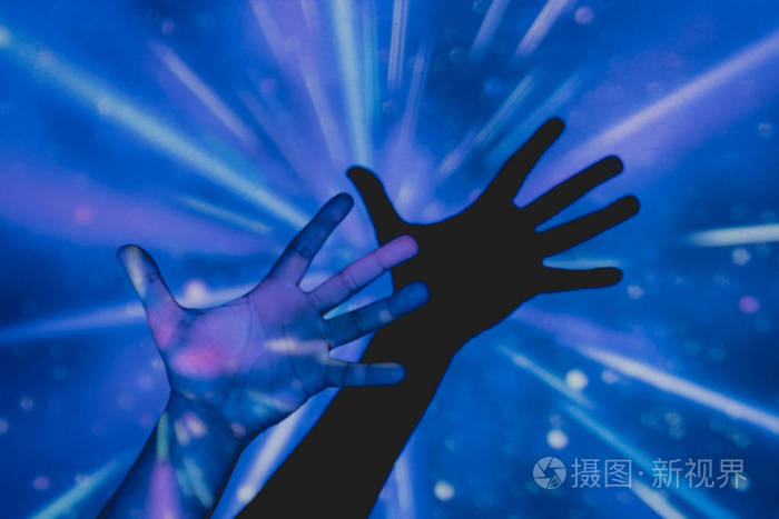 张开手五指的人