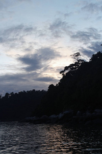 海滨黎明的景色，有戏剧性的天空船和山地提曼岛