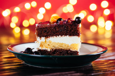 一块蛋糕，加奶油巧克力水果，甜甜点，木制和红色背景，okeh灯