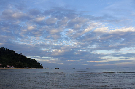 海滨黎明的景色与戏剧性的云景天漫岛