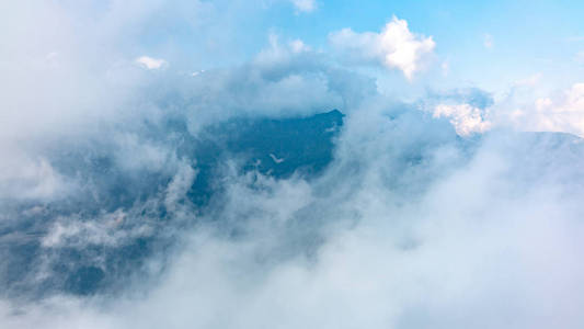 云层笼罩着群山。 俄罗斯高加索山脉