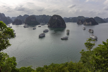 哈龙湾降龙湾亚洲热门旅游目的地的美丽全景。 越南南海的顿金湾。