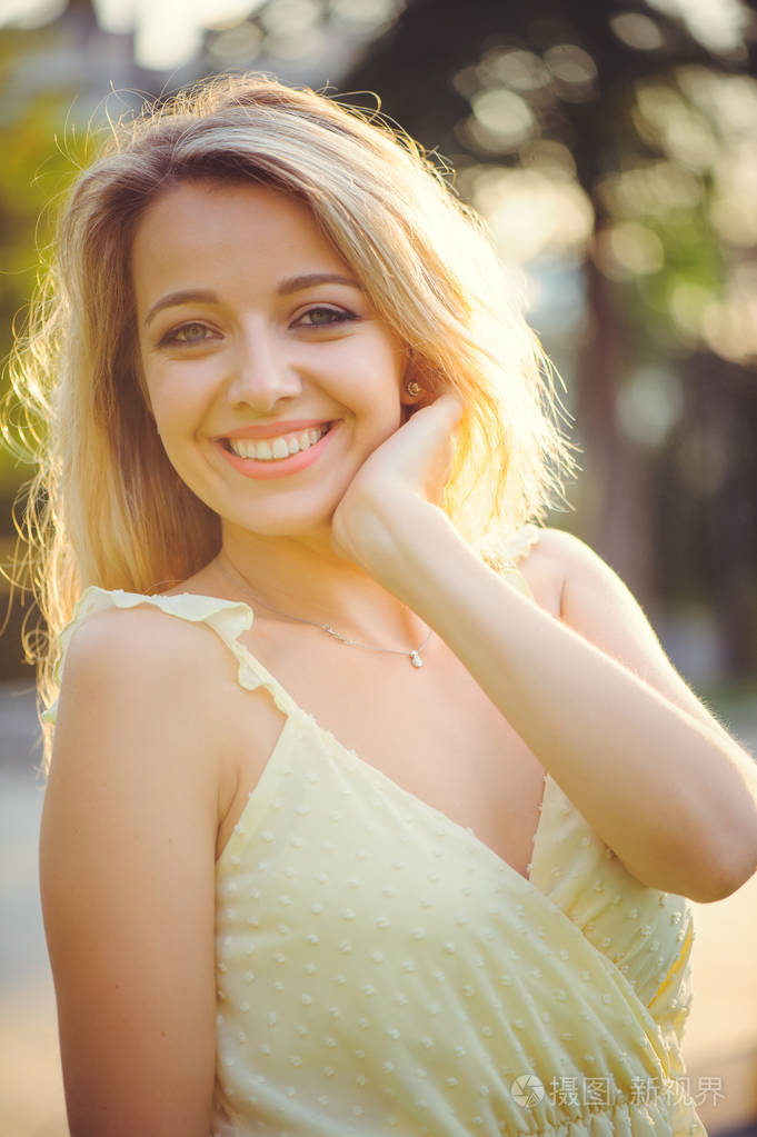 美女在夏天公园的背景上带着温柔浪漫的微笑美丽的快乐的年轻女子休息