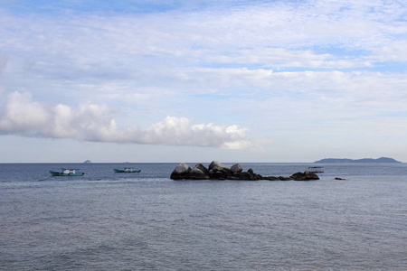 提曼岛的景色与戏剧性的云景船和岩石在早晨提曼岛