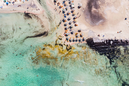 克里特格拉姆弗萨岛附近Balos海滩的鸟瞰图。 神奇的绿松石水域，泻湖，巴罗斯海滩，纯白色的沙子。 希腊克里特岛的巴罗斯湾。